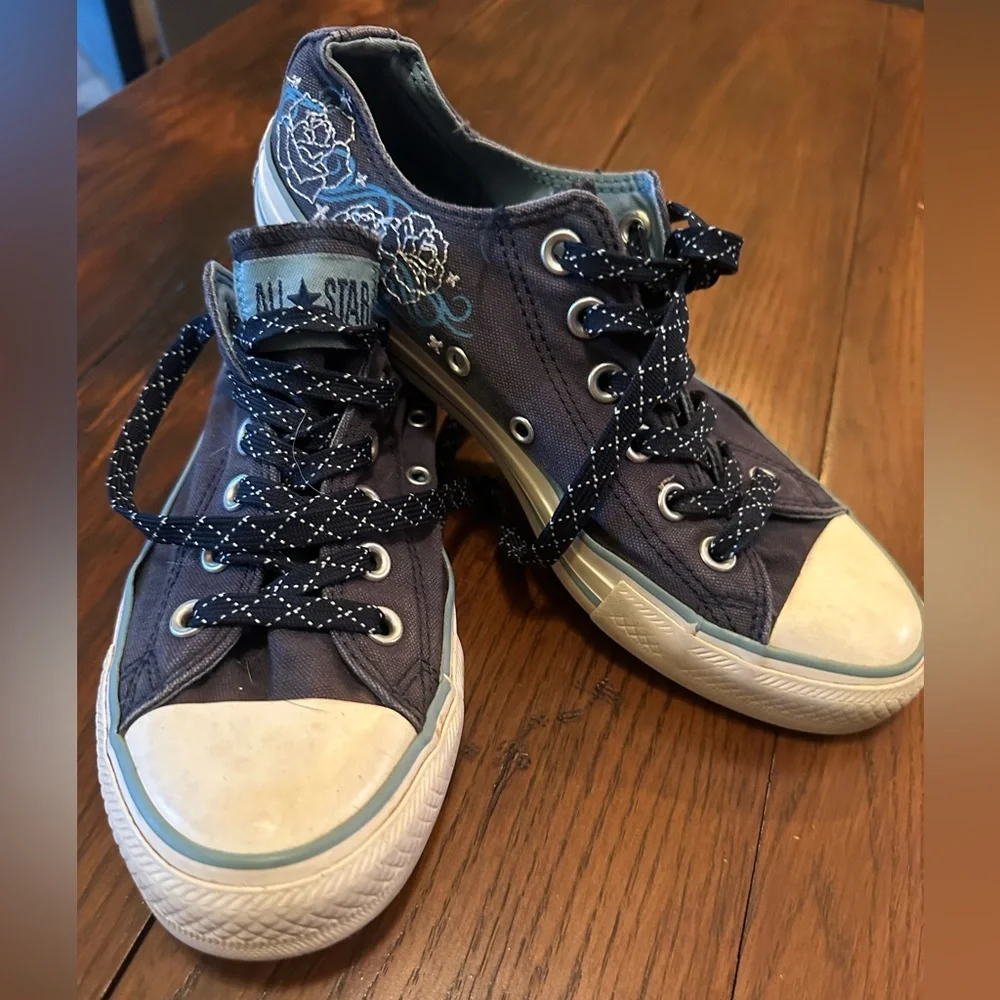 Woman’s All Star Converse Sneakers size 8 - Picture 1 of 5